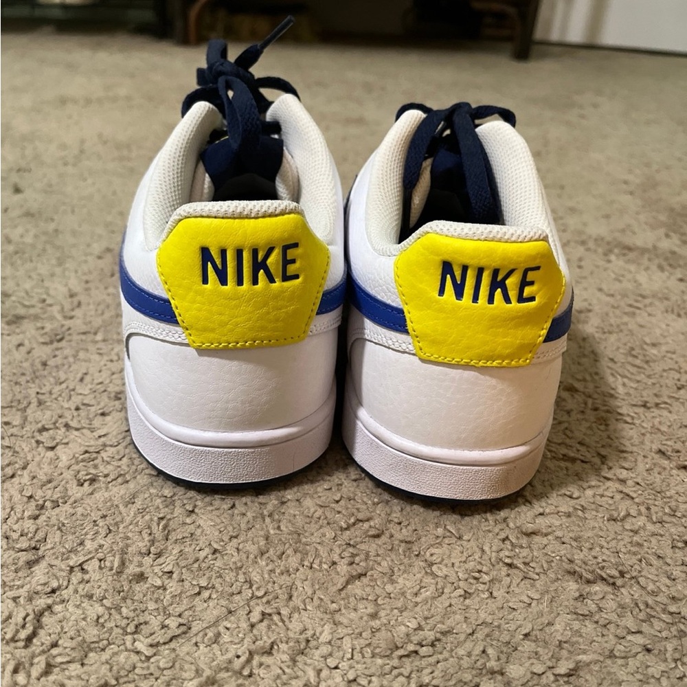 Mens Nike shoes - Picture 3 of 3